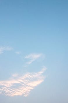 天空宁静，淡云映衬着清澈的蓝色背景