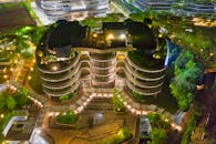 印度尼西亚万丹一座现代建筑的夜间鸟瞰图，灯火通明，令人惊叹