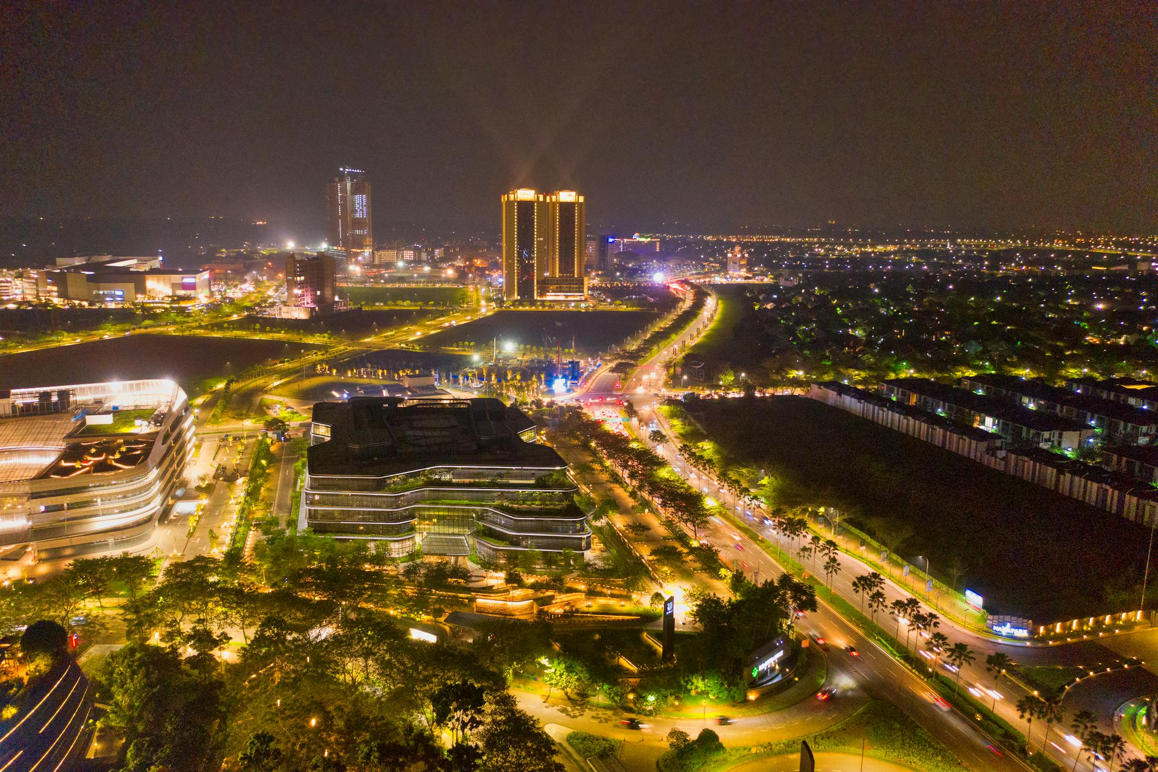 Pemandangan Kota Di Malam Hari · Foto Stok Gratis