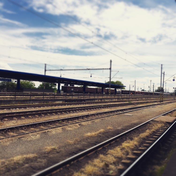бесплатная Железная дорога под пасмурным небом Стоковое фото