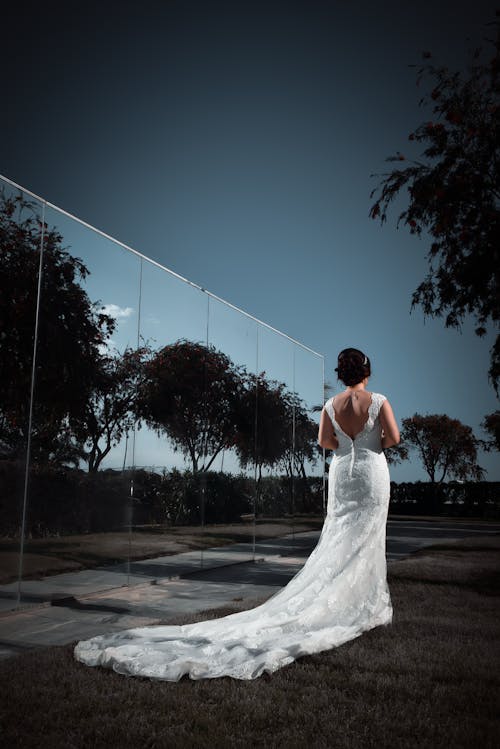 Mujer, Llevando, Blanco, Vestido Maxi, En, Pasto Verde