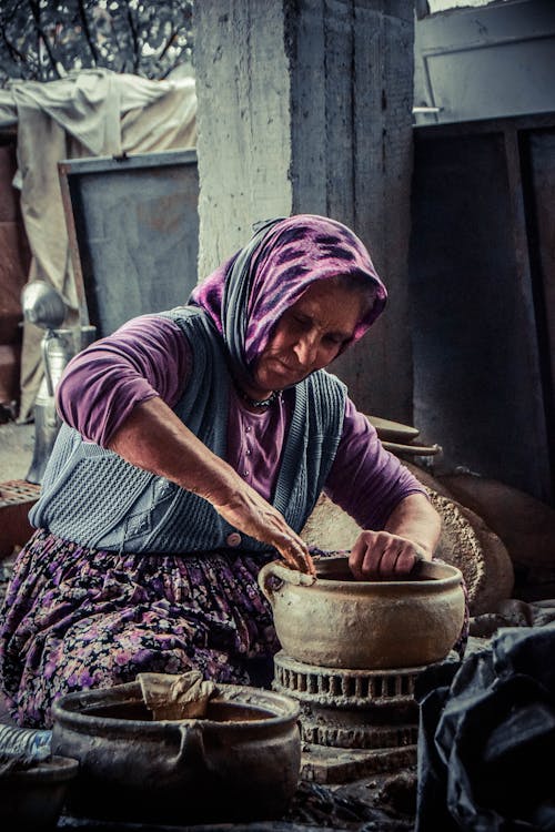 Mujer Moldeando Olla De Barro Marrón