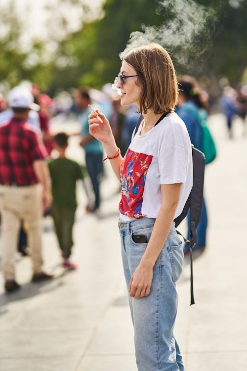 Woman Holding Bianco Sigaretta Stick