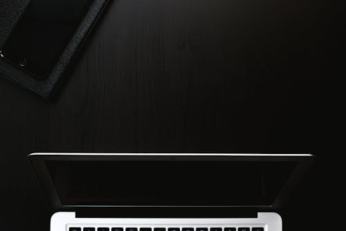 은색과 검은 색 노트북 컴퓨터