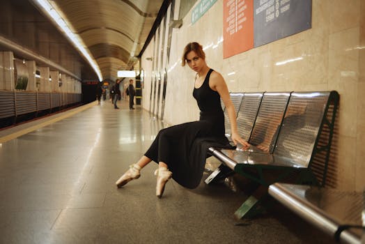一名芭蕾舞演员在地铁站里摆出姿势
