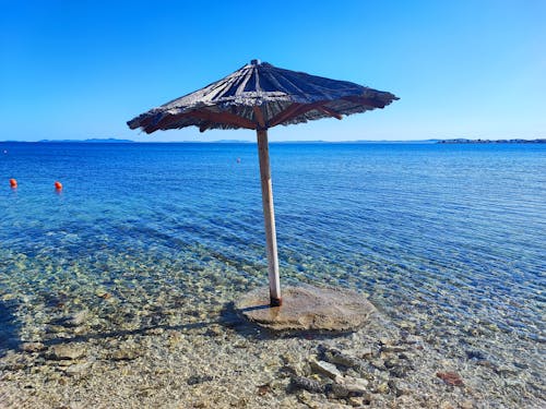 Gratis stockfoto met blauw water, blauwe zee, paraplu voor zon