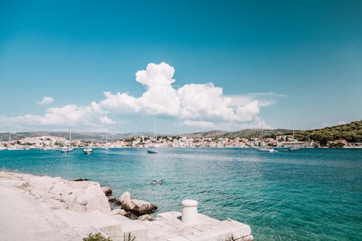 克罗地亚海岸线的美丽景色，以清澈蔚蓝的海水和迷人的小镇为背景