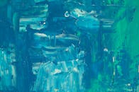 这幅蓝绿色抽象表现主义绘画动感十足，质感丰富，充满活力