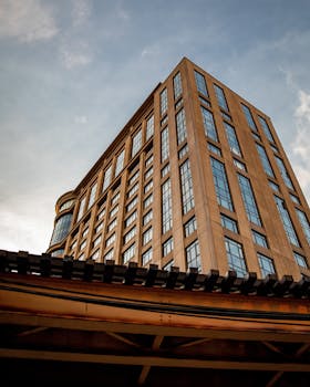 从低角度拍摄芝加哥当代摩天大楼，突出其建筑设计与玻璃立面