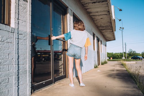 Mujer Sosteniendo La Puerta