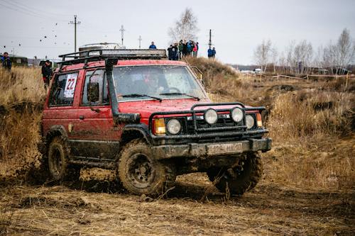 Suv Rouge Sur Piste De Boue