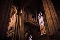 哥特式大教堂内部极具戏剧性，设有高大的拱门、彩色玻璃窗和复杂的石雕