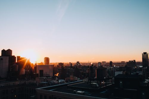 Free Silhouette of New York City skyline at sunset, showcasing urban architecture and vibrant colors. Stock Photo