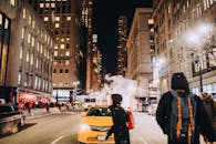 纽约市的街道在夜间依然繁忙，展现了城市生活的活力