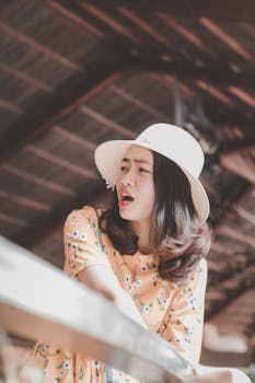 一位年轻女子身着花卉连衣裙、头戴遮阳帽，在户外摆姿势时显得很惊讶