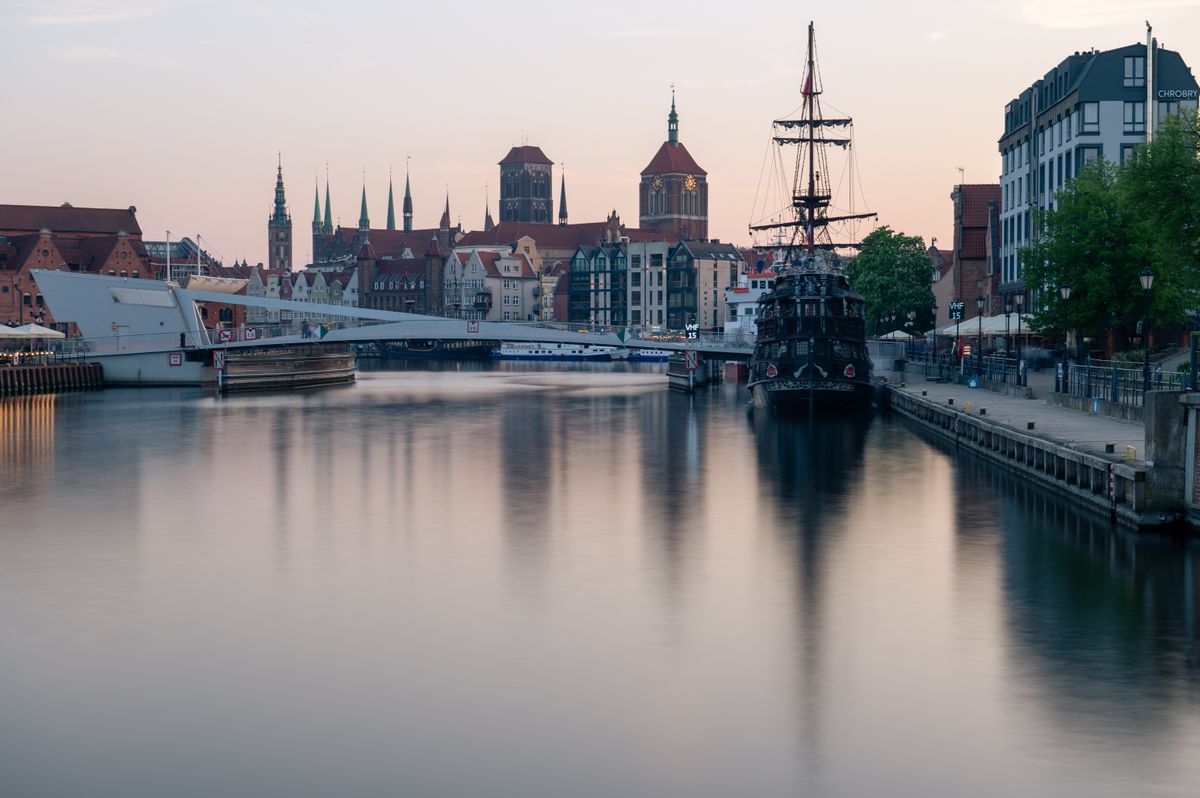 Skyline Gdańsk văzut de pe râul Motlawa