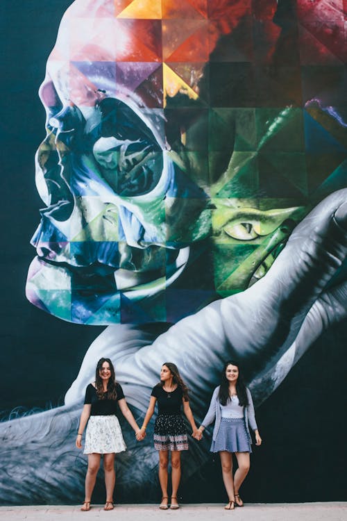 Bezpłatne Trzy Kobiety Stojące W Pobliżu ściany Zdjęcie z galerii
