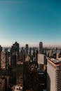 白天鸟瞰纽约市标志性天际线，令人惊叹