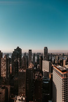 白天鸟瞰纽约市标志性天际线，令人惊叹