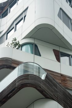 意大利米兰的现代建筑采用了弧形设计和玻璃元素