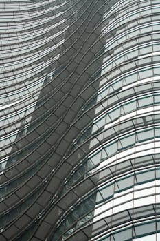 米兰一座现代摩天大楼的动态玻璃立面展现了城市建筑的风貌