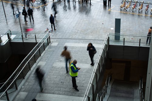 Homme En Gilet Vert Debout Sur Le Pont