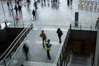 捕捉米兰繁忙的人流，突出城市生活与现代建筑