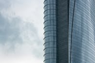 米兰多云天空下现代摩天大楼的景观引人注目