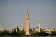 伊夫利尖塔清真寺的景色展现了土耳其安塔利亚的历史建筑风貌