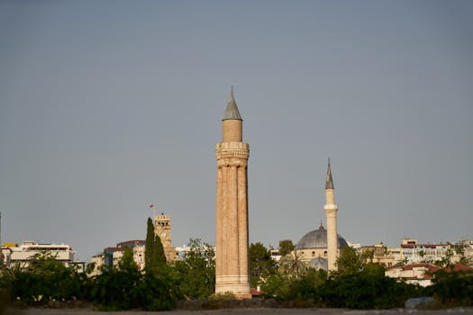 伊夫利尖塔清真寺的景色展现了土耳其安塔利亚的历史建筑风貌
