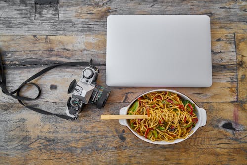 Kamera Neben Laptop Und Rühren Braten Nudeln In Der Schüssel Auf Dem Tisch