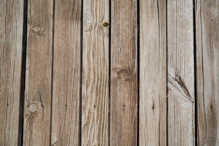 Planches de bois brut aux teintes naturelles