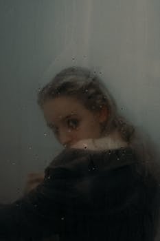 透过雾玻璃看到的女人身影神秘莫测，营造出一种空灵而变幻的氛围