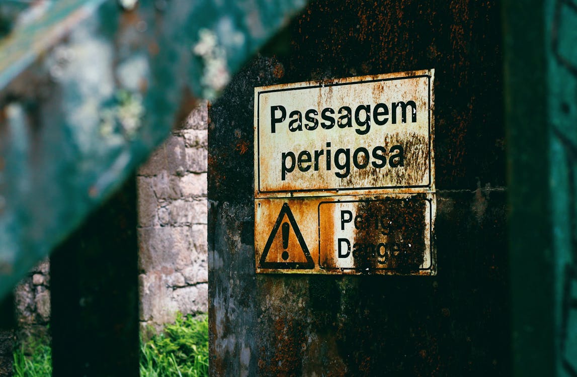 Free Passagem Perigosa Sign Stock Photo