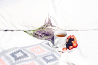 早晨布置得很舒适，床上有咖啡、熏衣草和浆果