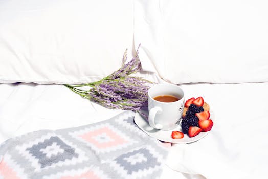 早晨布置得很舒适，床上有咖啡、熏衣草和浆果