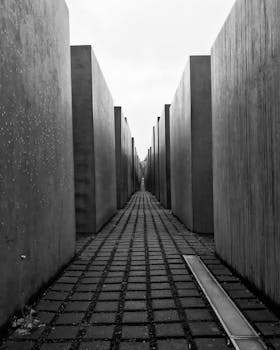 柏林大屠杀纪念馆混凝土柱子的黑白视角引人注目
