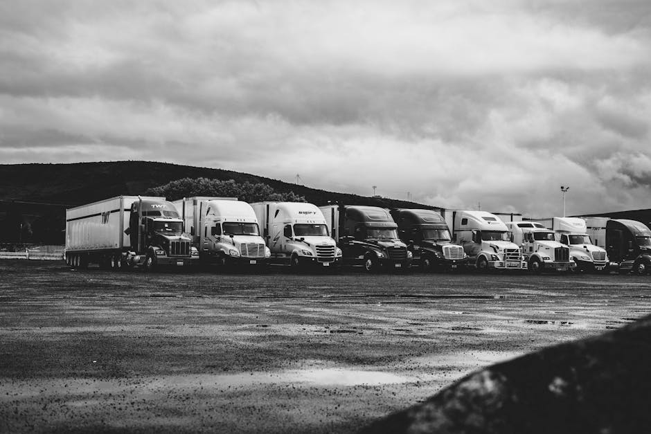 Camiones estacionados bajo las nubes