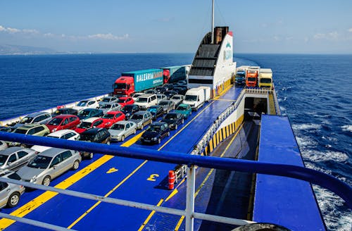 Бесплатное стоковое фото с automoviles, barco, camiones