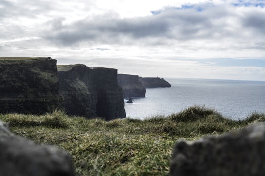 爱尔兰克莱尔郡莫赫悬崖的壮丽景色，绵延远至大西洋