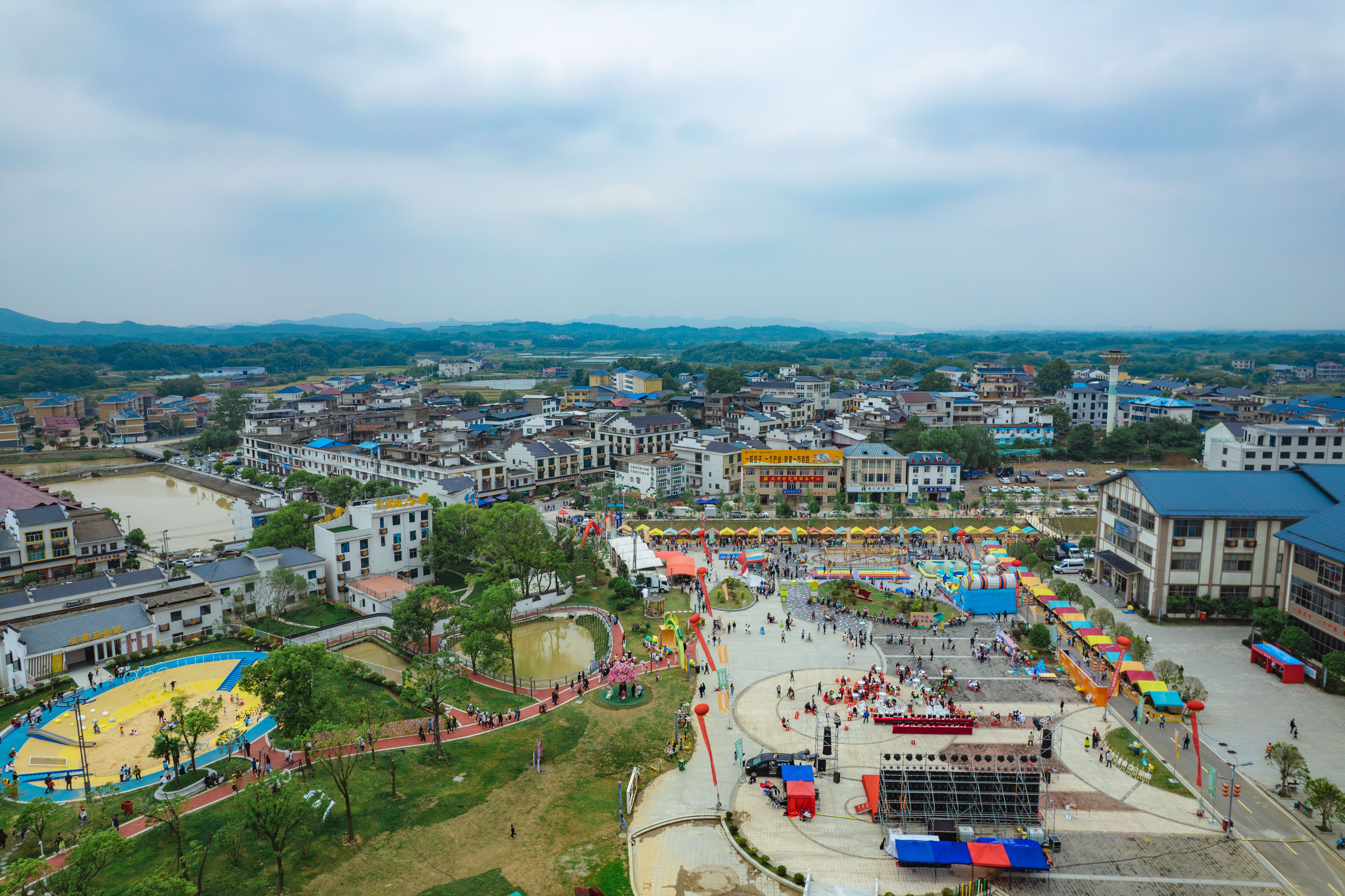 Marker and Funfair in City