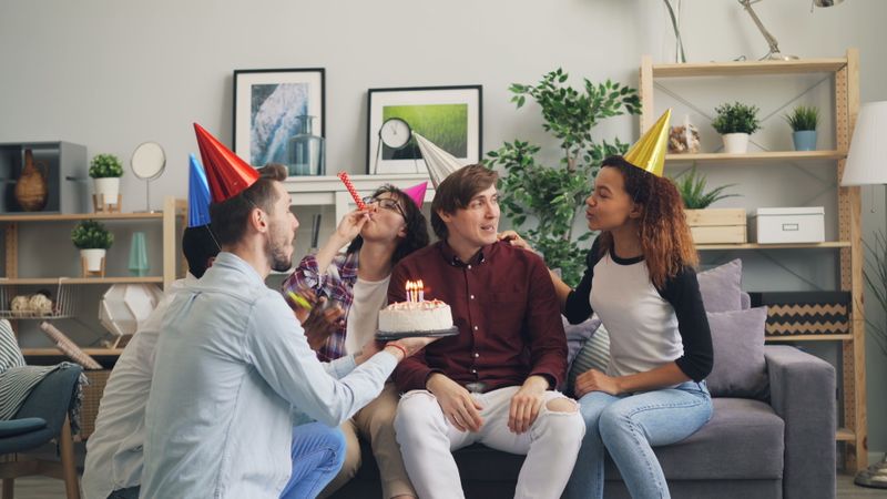 Een verjaardag thuis zonder het klassieke kringetje: zo laat je mensen vanzelf bewegen