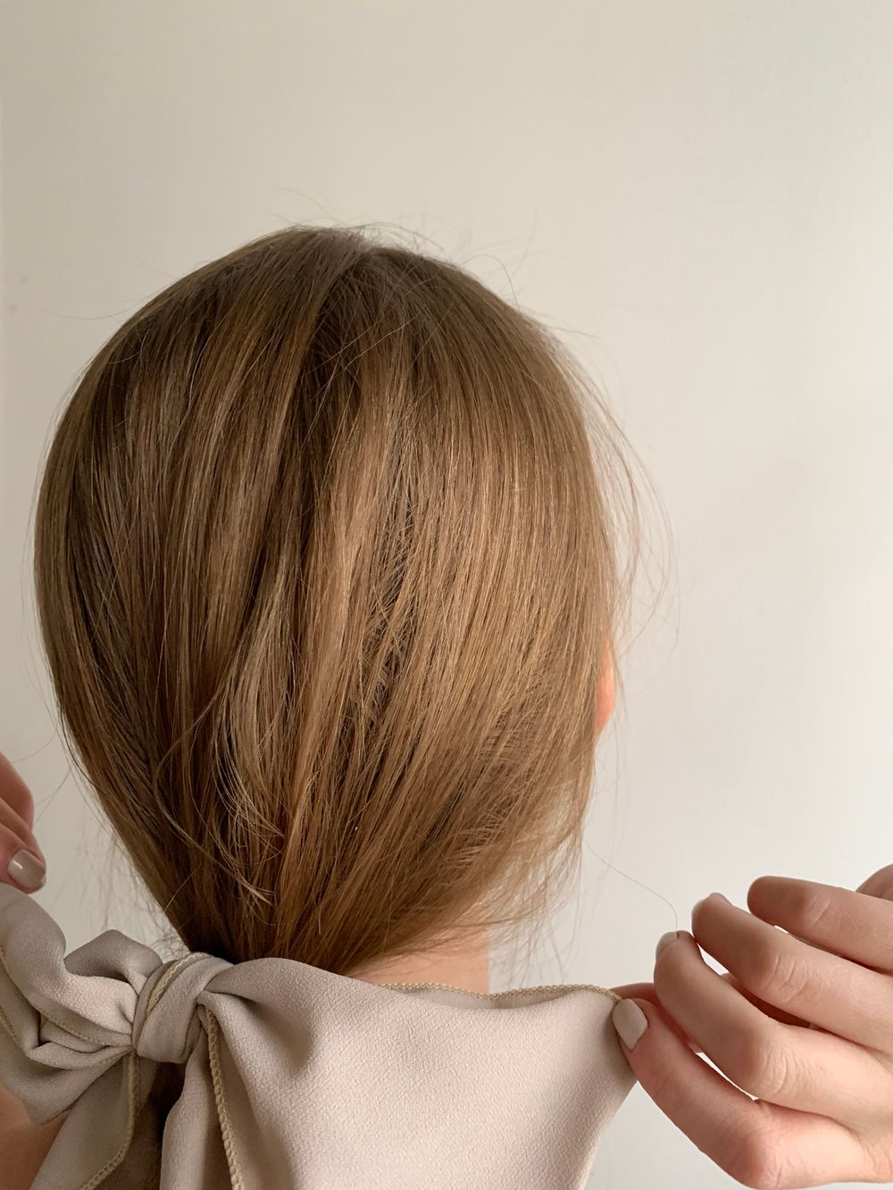 Schleife im Haar befestigen