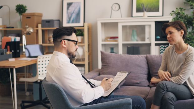 coach helping salesperson with story