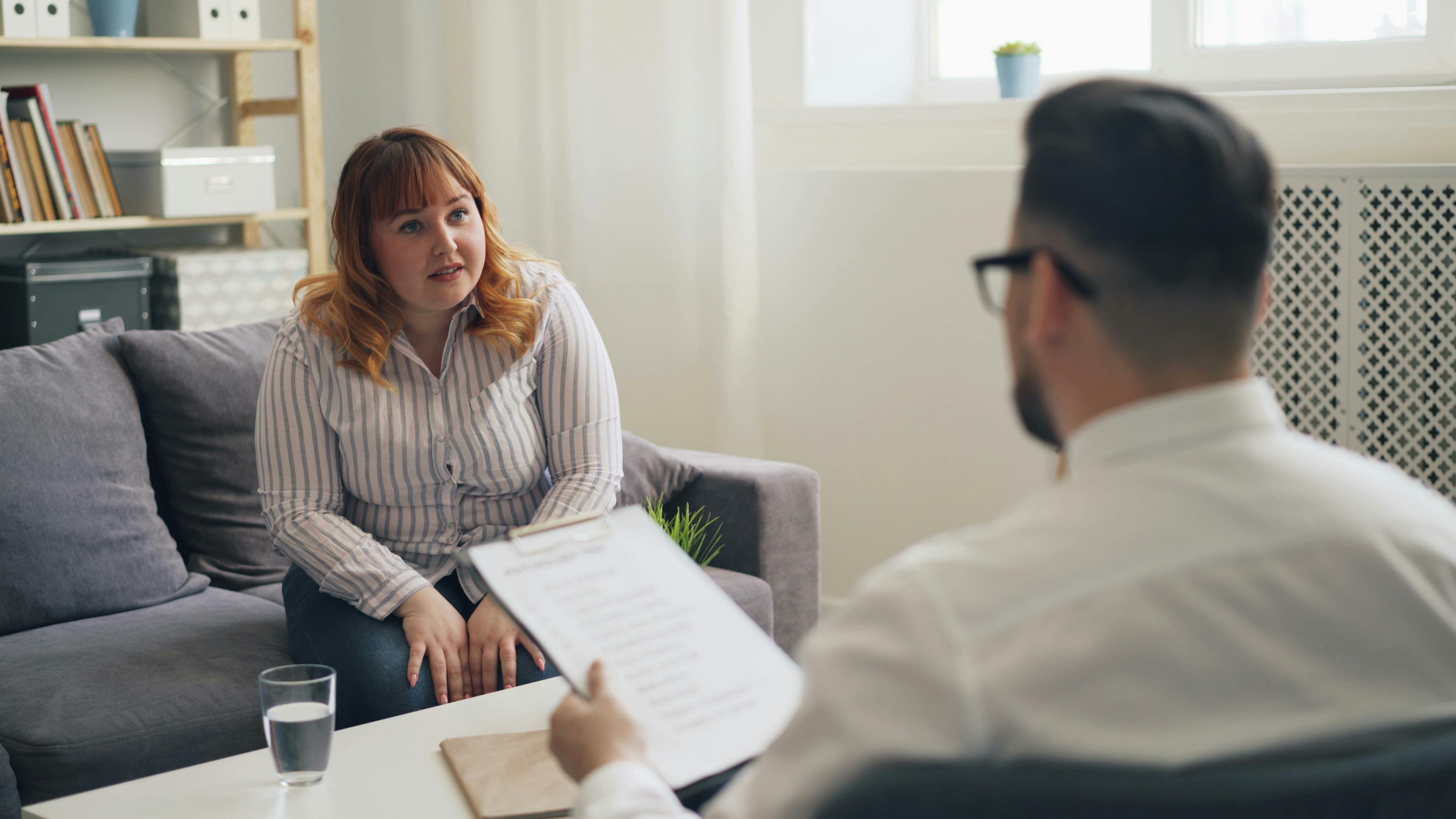 Woman and therapist in a therapeutic consultation, discussing treatment options.