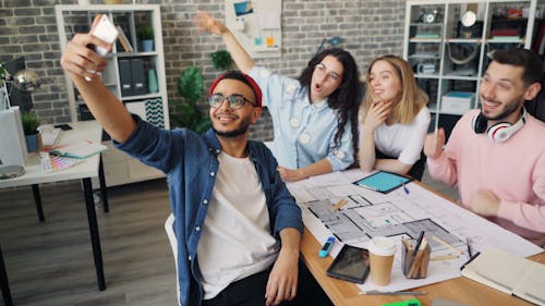 adam, akıllı telefon, aygıt içeren Ücretsiz stok fotoğraf