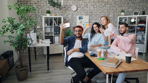 adam, akıllı telefon, aygıt içeren Ücretsiz stok fotoğraf