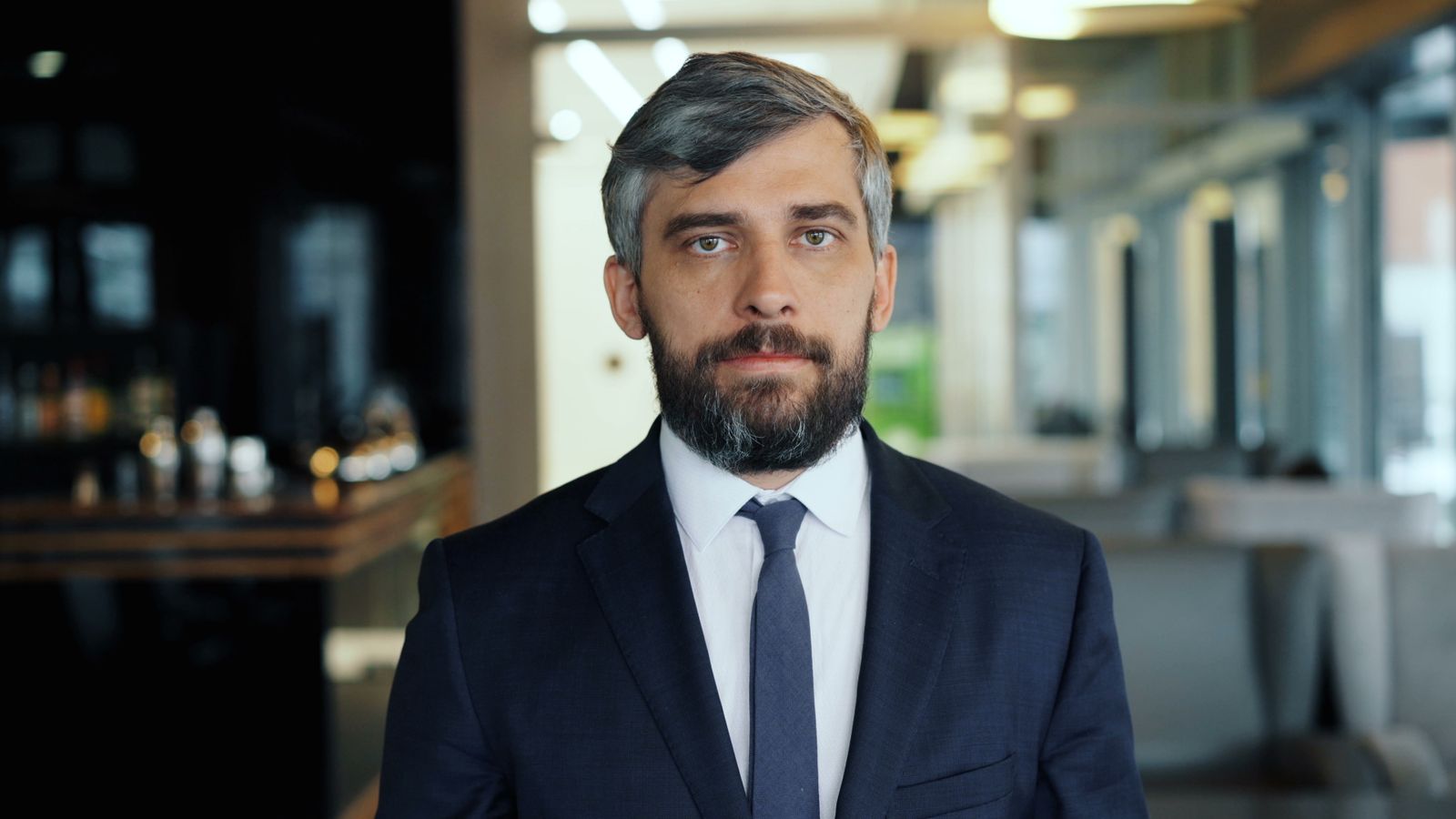Retrato De Hombre Con Traje · Foto de stock gratuita