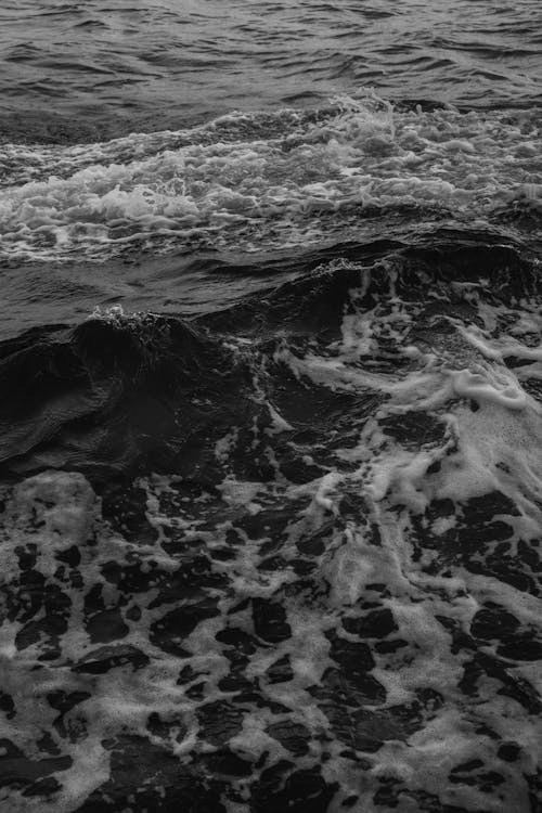 Black and white photo of waves crashing on the ocean