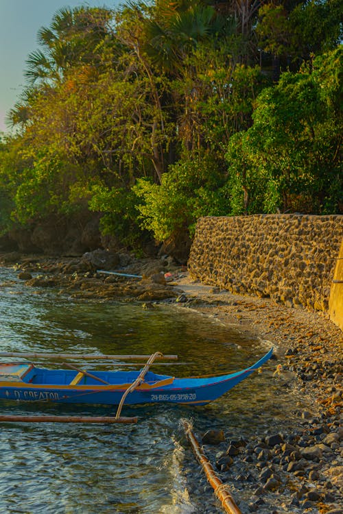 A small boat is sitting on the shore